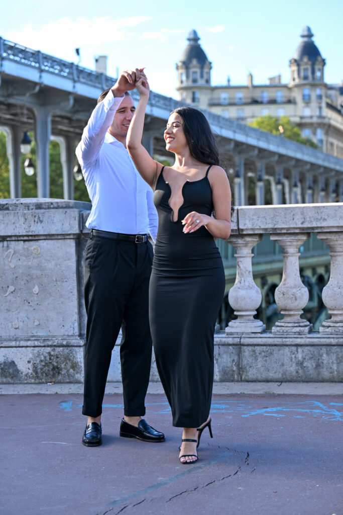 photoshoot engaged couple in Paris by maura Photography photoshoot for couple